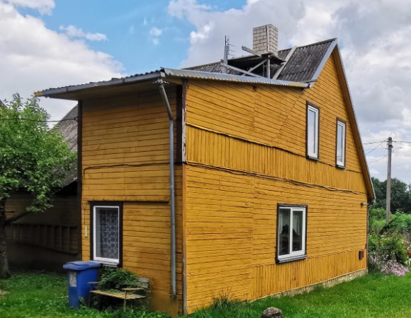 K. Kasakausko gatvėje parduodamas medinis gyvenamasis namas su 10,60 arų žemės sklypu ir pagalbiniais pastatais